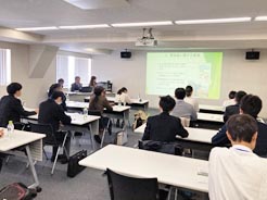 写真：座学（当センターの業務概要等の説明を受けるインターンシップ参加者）