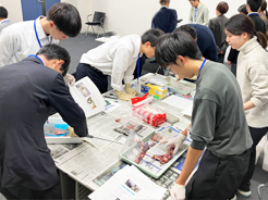 写真：ニホンジカの下顎による齢査定作業