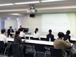 写真:当センターの業務概要等の説明を受けるオープンカンパニー参加者